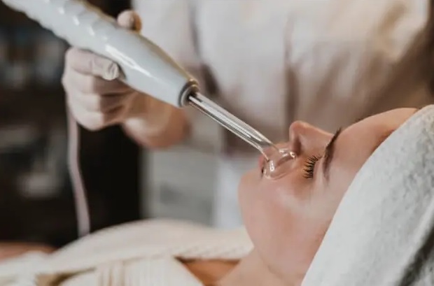 طراحی مدرن و کاربرپسند دستگاه هیدرودرم