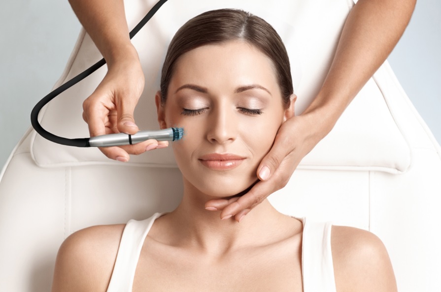 دستگاه میکرودرم ابریژن در یک محیط آرایشی