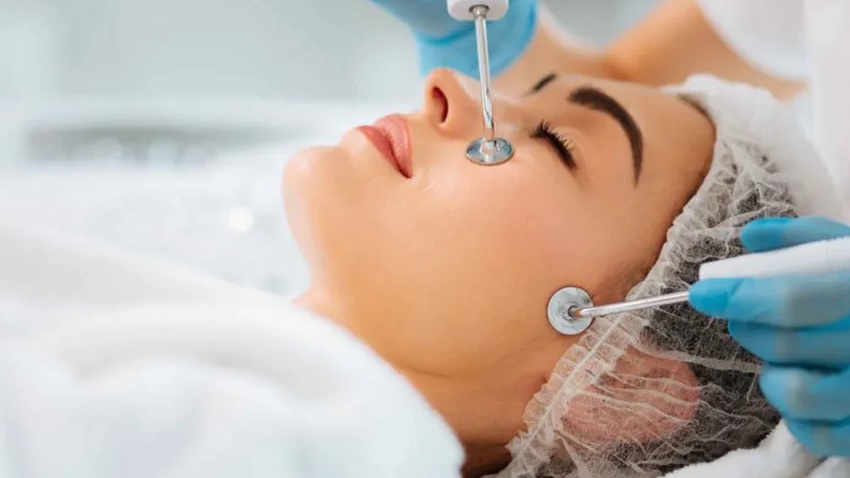  زن در حال استفاده از دستگاه فیشیال کارنت