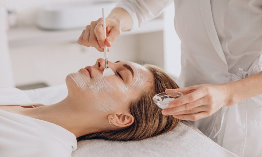 دستگاه پاکسازی پوست سالنی در حال استفاده روی صورت مشتری