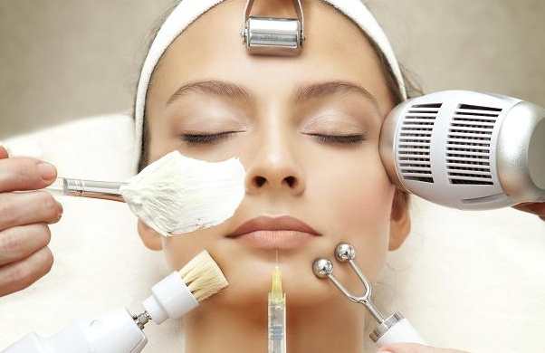 آموزش کار با دستگاه پاکسازی پوست توسط کارشناس