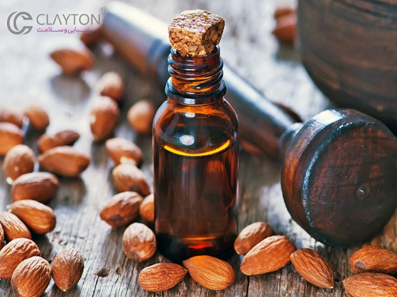 زن در حال ماساژ سر با روغن بادام